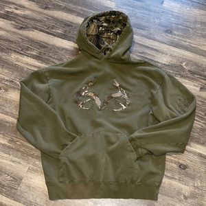 REALTREE HOODED PULLOVER. MEN’S SIZE M. MOSSY GREEN COLOR. CAMO LINING IN HOOD.